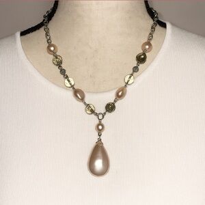 Elegant Pearl and Gold Necklace